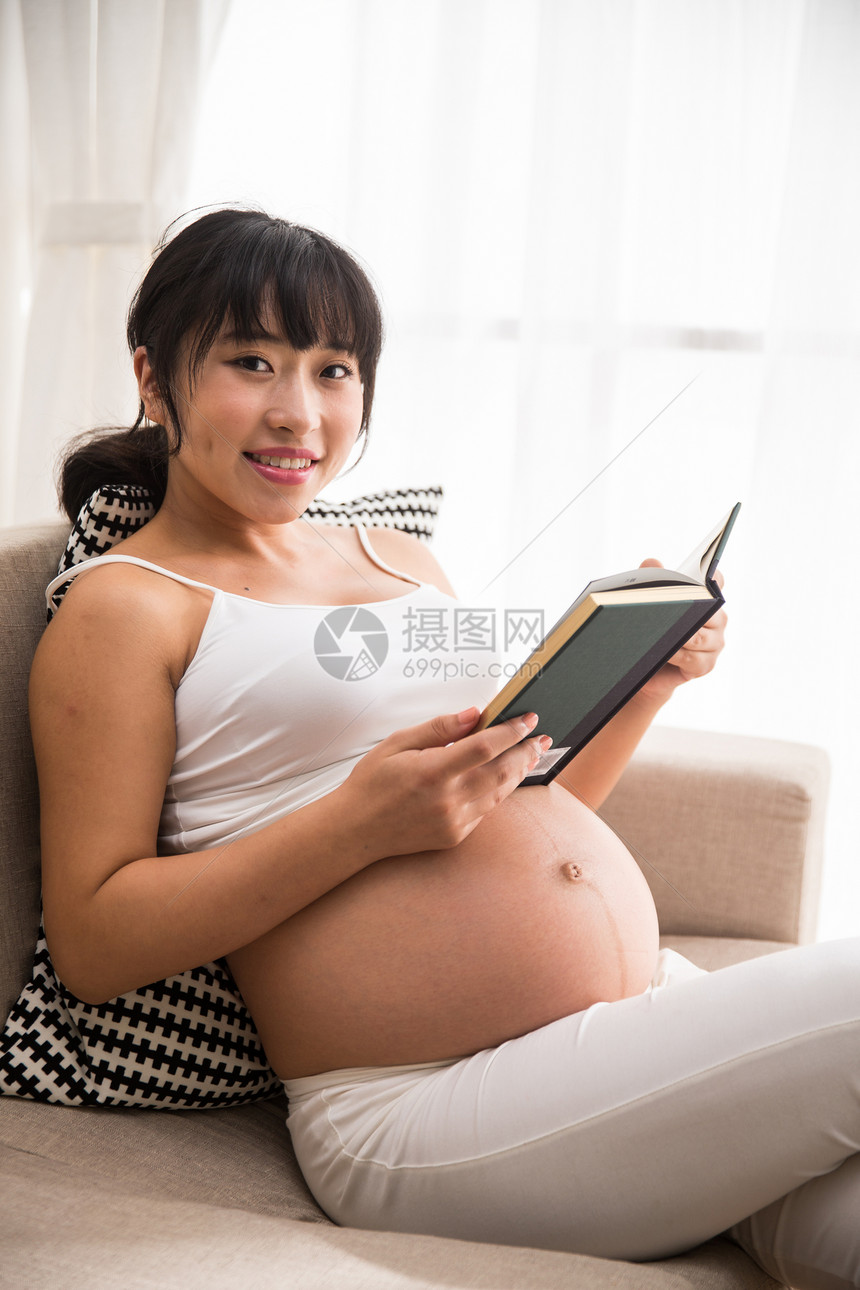成年人青年人人孕妇看书图片