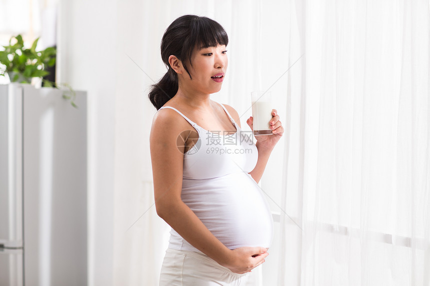 渴望保护新生活孕妇喝牛奶图片