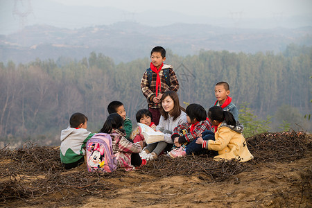 课外读书努力亚洲人学校乡村教师和小学生在户外学习背景
