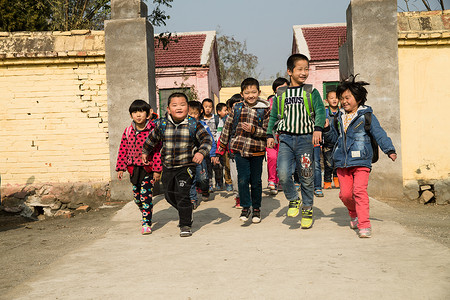 无忧无虑幸福红领巾乡村小学生在放学回家高清图片