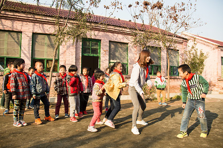 追赶玩耍的学生男生摄影乡村教师和小学生在学校里做游戏背景