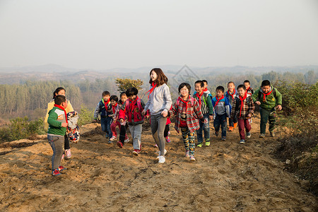 在校生微笑的女人乡村女教师和学生在玩耍图片