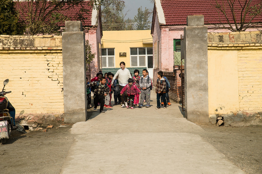 乡村女教师和学生在户外图片