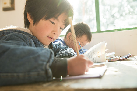 乡村小学里的小学生写作业图片