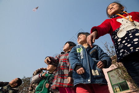 校园的天乡村小学生在学校放纸飞机背景