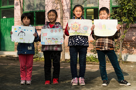 专业绘画素材乡村小学里的小学生展示画画背景