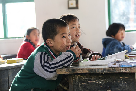 希望小学乡村小学里的小学生上课图片