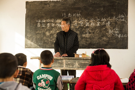 贫穷待遇社会问题乡村男教师和小学生在教室里高清图片