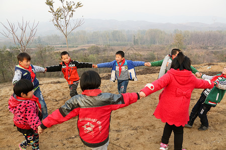 儿童东亚信心欢乐的乡村小学生图片