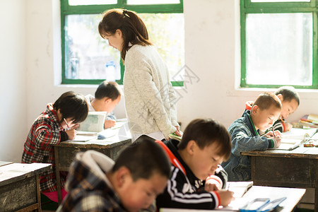东亚学校男孩乡村女教师和小学生在教室里希望小学高清图片素材