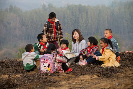学校待遇环境乡村教师和小学生在户外学习图片