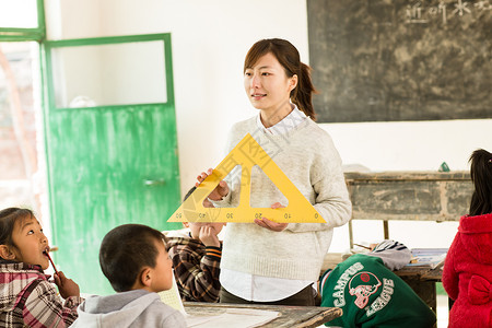 亚洲人女人智慧乡村女教师和小学生在教室里男孩高清图片素材