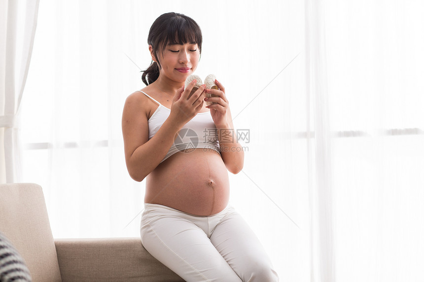 微笑怀孕母亲幸福的孕妇图片