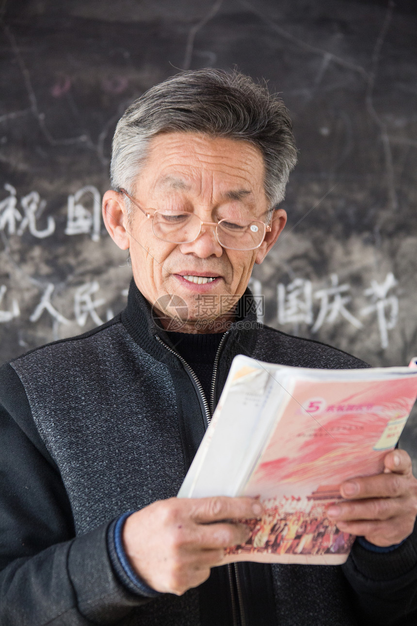 书知识讲解乡村小学老师在上课图片