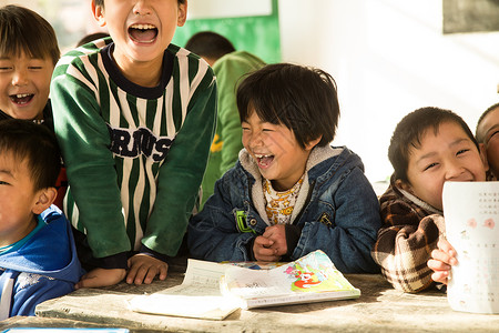 女生课桌信心乡村小学里的小学生图片