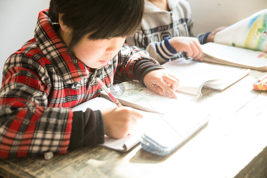 东方人渴望教室乡村小学里的小学生在上课图片