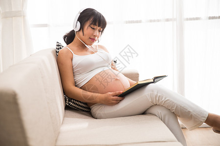 满意幸福胎教孕妇听音乐看书高清图片