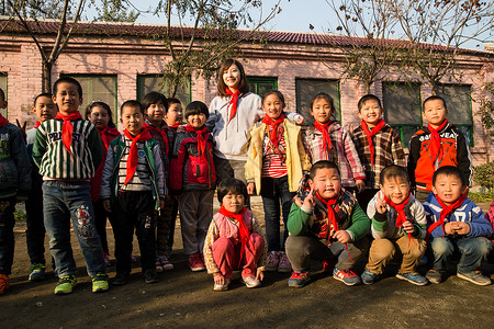 贫穷女人艰苦乡村教师和小学生在学校里图片