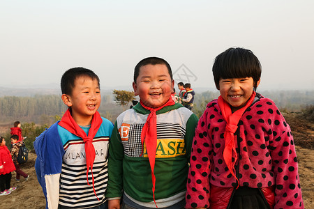 待遇活力表现积极欢乐的乡村小学生图片