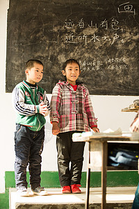 学校白昼儿童乡村小学里的小学生图片