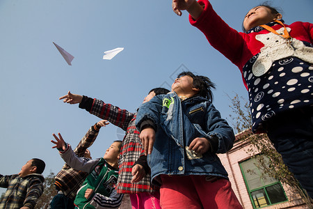可爱纸飞机玩耍亚洲人游戏乡村小学生在学校放纸飞机背景