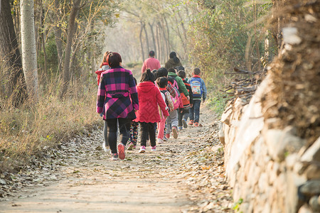 山区学校农村中老年女人红领巾乡村女教师和学生户外活动背景