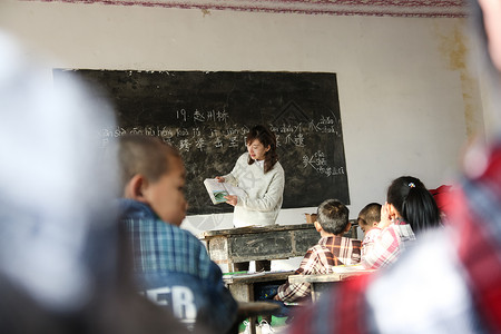 待遇东亚少量人群乡村女教师和小学生在教室里智慧高清图片素材