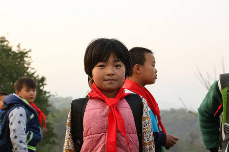 红领巾在校生幸福欢乐的乡村小学生图片