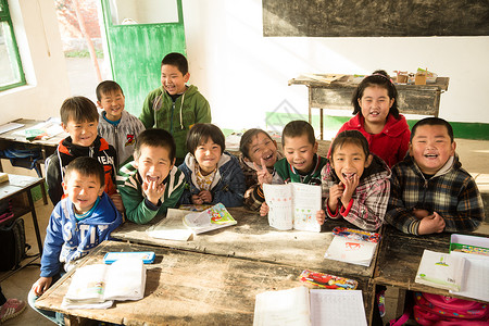 坐着读书的孩子校园白昼坐着乡村小学里的小学生背景