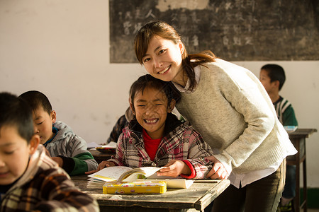 幸福希望工程志愿者乡村女教师和小学生在教室里图片