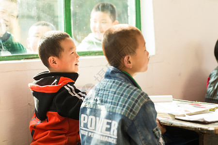 女生水平构图教育乡村小学里的小学生图片