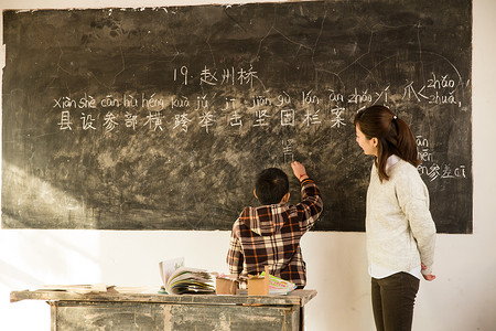 顺境逆境摄影学校农村乡村女教师和小学生在教室里背景