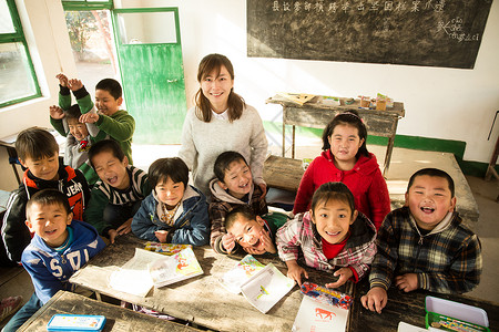 女人户内在校生乡村女教师和小学生在教室里图片素材
