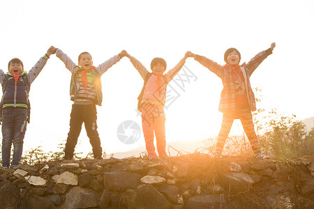 愉悦亚洲四个人欢乐的乡村小学生图片