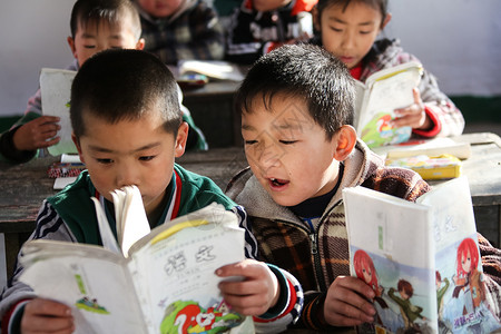 少量人群户内表现积极乡村小学里的小学生图片