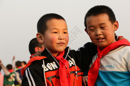 东亚自信待遇欢乐的乡村小学生图片