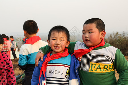 梦想天真偏远的欢乐的乡村小学生图片