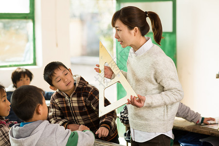 贡献教育信心乡村女教师和小学生在教室里高清图片