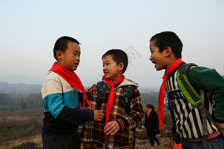 农村仅儿童艰苦欢乐的乡村小学生图片