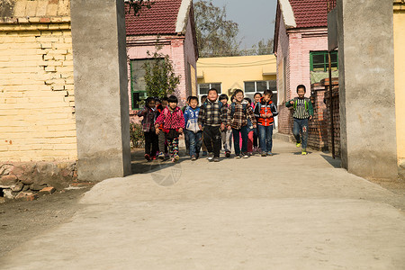 下课回家希望工程亚洲希望小学乡村小学生在放学回家背景