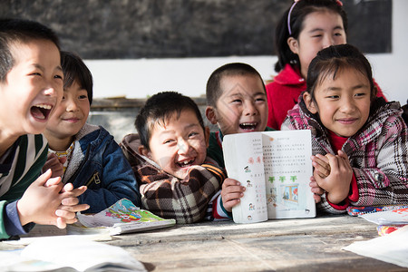 亚洲人贡献信心乡村小学里的小学生背景图片