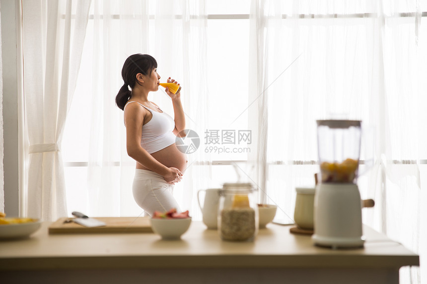 休闲休闲装仅女人孕妇喝果汁图片