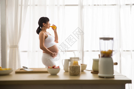 休闲休闲装仅女人孕妇喝果汁高清图片