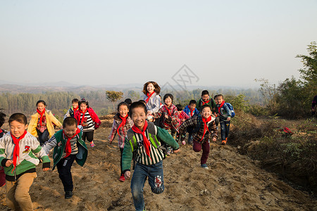 小孩渴望山区渴望成年人乡村女教师和学生在玩耍背景