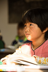 做作业教育童年乡村小学里的小学女生图片