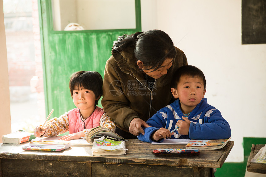 摄影愉悦欢乐乡村女教师和小学生在教室里图片