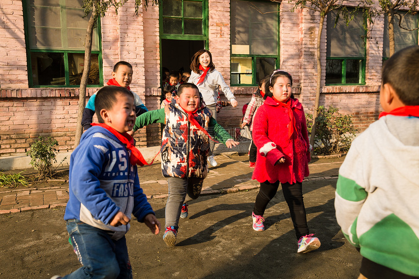 教育友谊童年乡村教师和小学生在学校里图片