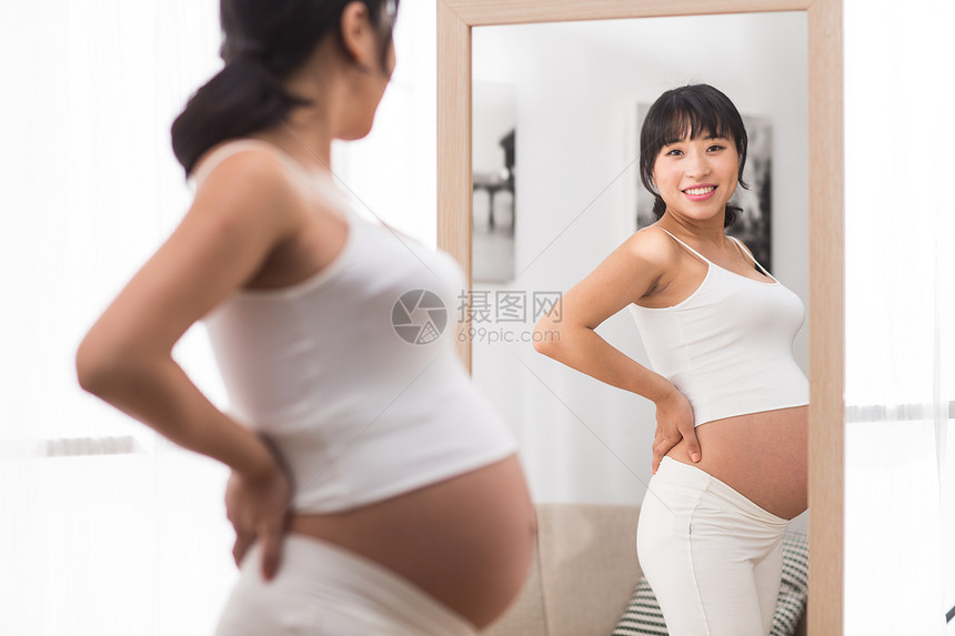 仅女人东亚轻松孕妇照镜子图片
