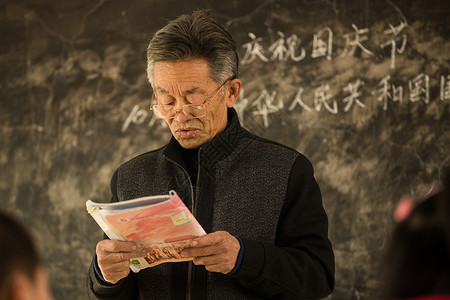老年男人摄影彩色图片乡村小学老师在上课高清图片