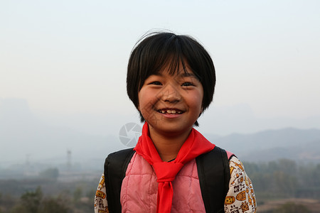 信心学龄儿童东方人欢乐的乡村小学生背景图片